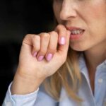 Белая болячка на губе внутри: причины, симптомы и лечение