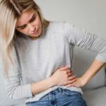 Боль в желудке, отдающая в спину: какое заболевание проявляется такими симптомами