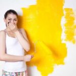 Неприятный запах желтых выделений у женщин: причины и решение проблемы