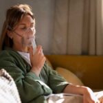 Почему появляется белый налет в горле: причины и методы лечения