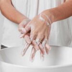 Почему руки болят от контакта с водой: причины и способы снятия дискомфорта