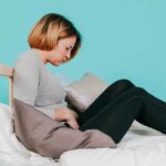 Почему болит тазобедренный сустав при сне на боку и как избавиться от боли