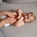 Почему возникают колики у младенцев: причины и способы облегчения