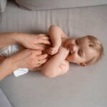 Почему возникают колики у младенцев: причины и способы облегчения