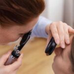Применение камфорного масла для лечения болезней уха: эффективные методы и рекомендации