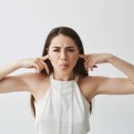 Шелушение в ушах: причины и эффективное лечение