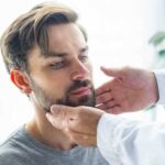 Трещины за ухом: причины, симптомы и методы лечения